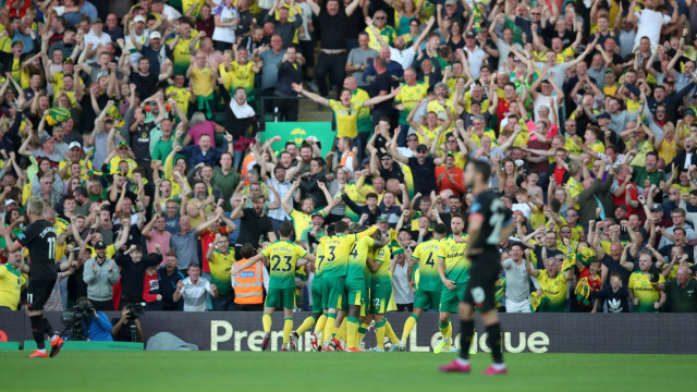 Para pemain Norwich merayakan gol ke gawang Manchester City. Foto: REUTERS/Chris Radburn