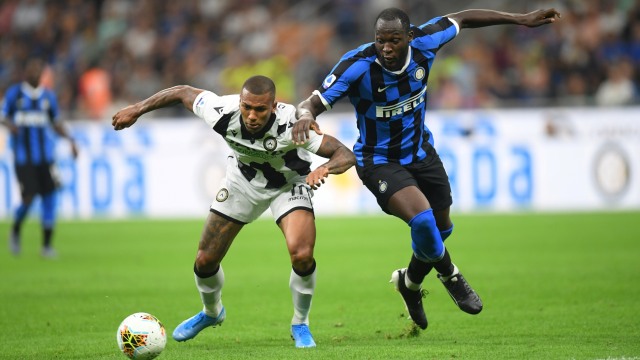 Pemain Inter Milan, Romelu Lukaku, berduel dengan pemain Udinese. Foto: REUTERS/Daniele Mascolo