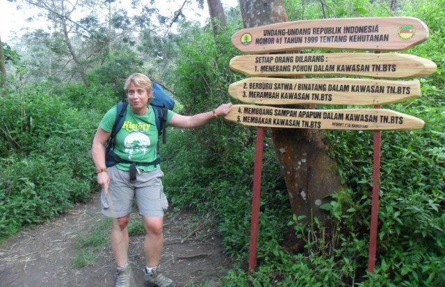 Pendaki dari mancanegara berfoto di sign board jalur pendakian Gunung Semeru-TN Brom Tengger Semeru. Foto: Harley Sastha