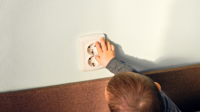 Ilustrasi anak tersengat listrik. Foto: Dok. Shutterstock