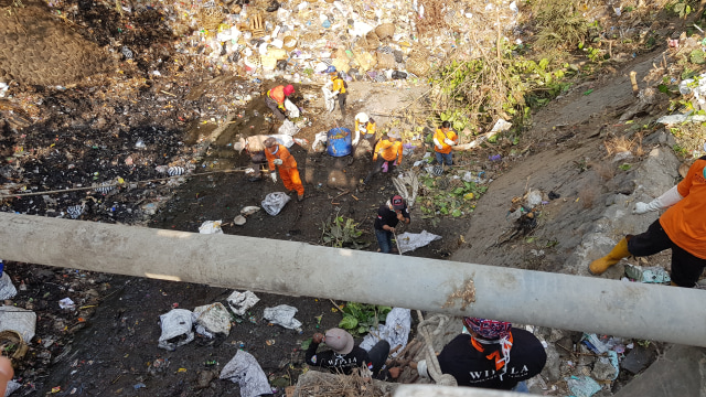 Warga gotong royong membersihkan sampah di Sungai kalong Linggapura. (Foto: Irsyam Faiz)
