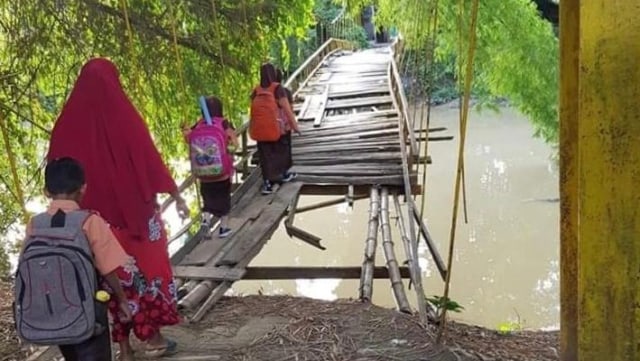 Siswa lalui jembatan rusak ke sekolah di Pidie. Foto: Jawahir untuk Acehkini.