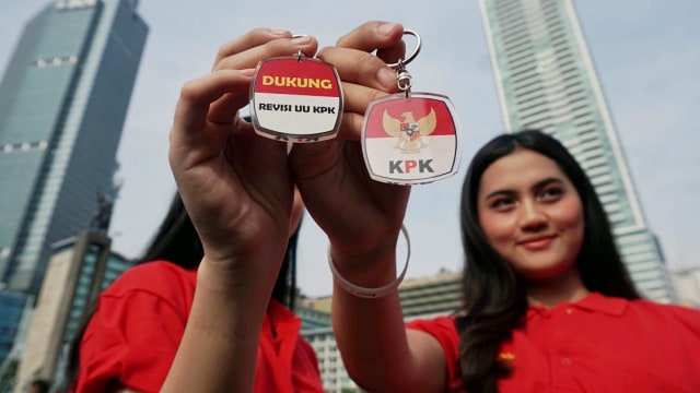 Sejumlah warga membagikan gantungan kunci sebagai simbolis untuk mendukung RUU KPK di CFD, Bundaran HI, Jakarta Pusat, Minggu (15/9). Foto: Irfan Adi Saputra/kumparan
