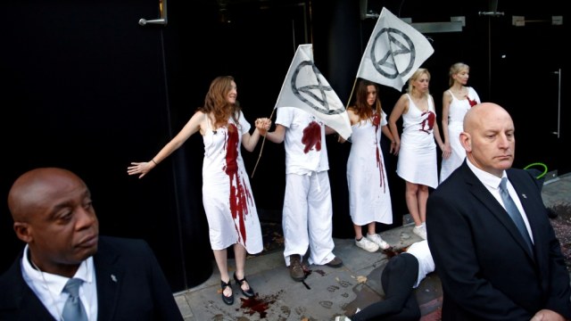 Aksi protes aktivis lingkungan di London Fashion Week. Foto: Dok. REUTERS/Henry Nicholls