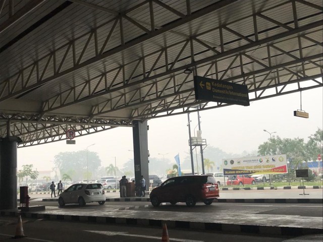 Kabut asap di Bandara Supadio, Minggu (15/9). Foto: Teri/Hi!Pontianak