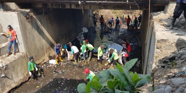 Video : Ratusan Warga Bergerak Bersihkan Sampah di Sungai Kalong 