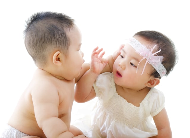Ilustrasi bayi suka bicara dengan bayi lainnya. Foto: Shutterstock