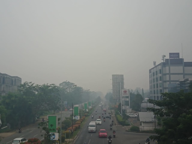 Kabut asap yang masih menyelimuti Kota Pontianak, Kalimantan Barat. Foto: Lydia Salsabila
