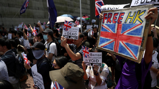 Para pengunjuk rasa anti-pemerintah berkumpul di Konsulat Jenderal Inggris di Hong Kong. Foto: Reuters