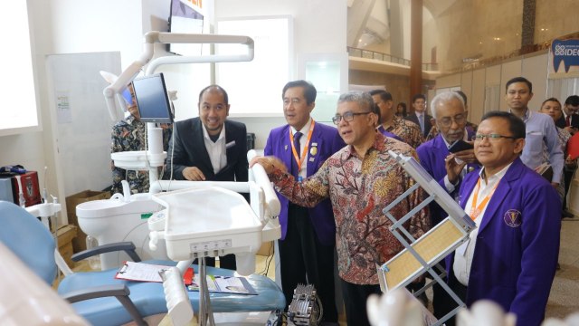 Ketua IDEC 2019  drg. Diono Susilo, MPH dan Ketua PB PDGI (Pengurus Besar Persatuan Dokter Gigi Indonesia) mampir ke pameran di IDEC 2019 