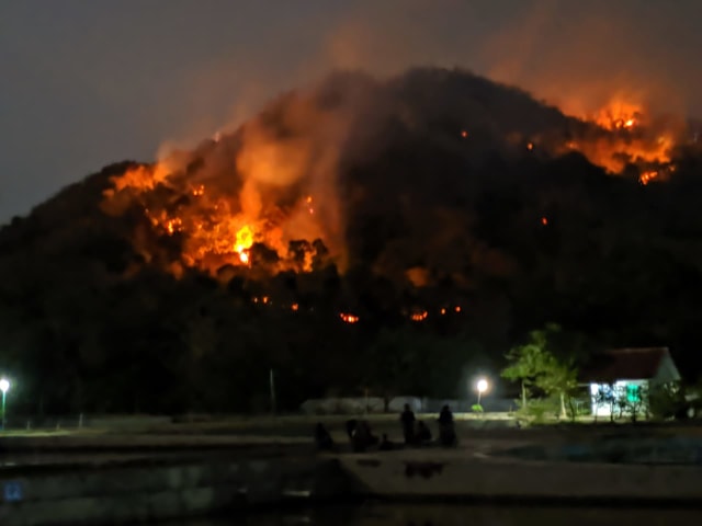 Karhutla melanda Gunung Margatapa di Kelurahan Babakan Jawa, Kecamatan Majalengka, Kabupaten Majalengka, Jawa Barat. Api berhasil dipadamkan pada Sabtu malam (14/9). (Oki)