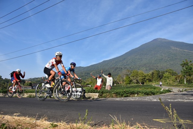 Pembalap sepeda nasional berhasil merajai sejumlah kategori dalam Tour de Linggarjati 2019. Pembalap sepeda asal tim PGN PGN Road Cycling Team, Aiman Cahyadi berhasil menjadi juara di kategori King Of Mountain atau raja tanjakan pada kelas Men Elite pada tour de Linggarjati (Tdl) 2019. (Andry)