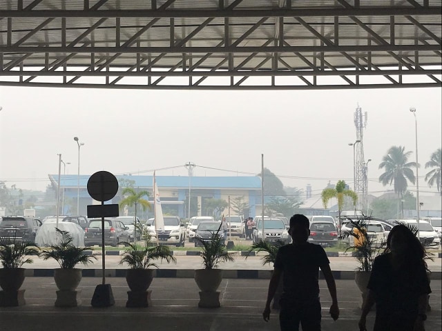 Kabut asap yang masih menyelimuti Kota Pontianak, tepatnya di Bandara Supadio Pontianak membuat aktivitas penerbangan terganggu. Foto: Teri/Hi!Pontianak