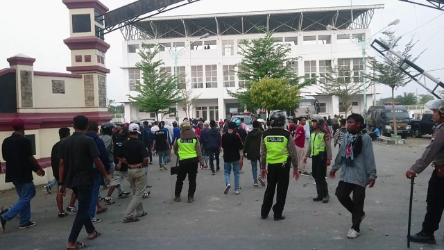 Pertandingan antara Persab Brebes vs Persip Pekalongan, Minggu, (15/9) di Stadion Karangbirahi Brebes, berakhir ricuh. (Foto: Yunar Rahmawan)
