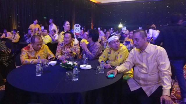 Di Acara Penghargaan Caleg Golkar, Airlangga dan Bamsoet Duduk Semeja (208212)
