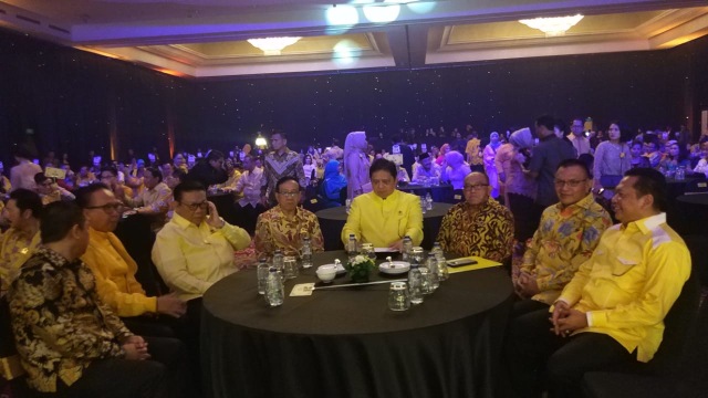 Di Acara Penghargaan Caleg Golkar, Airlangga dan Bamsoet Duduk Semeja (208211)