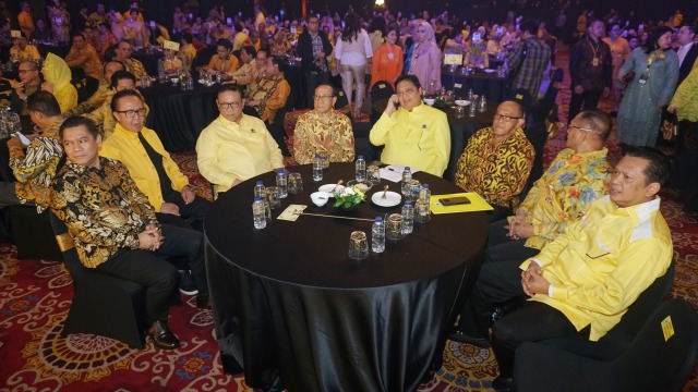 Di Acara Penghargaan Caleg Golkar, Airlangga dan Bamsoet Duduk Semeja (208210)