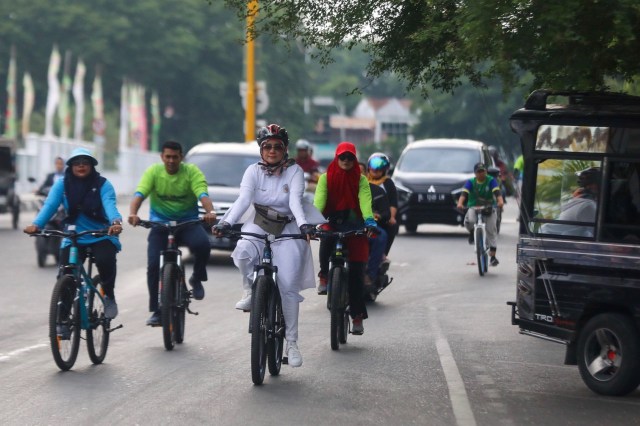 Peserta Gowes Bank Aceh 2019 saat bersepeda di rute menuju kembali Lapangan Blang Padang, Kota Banda Aceh, Minggu (15/9). Foto: Suparta/acehkini