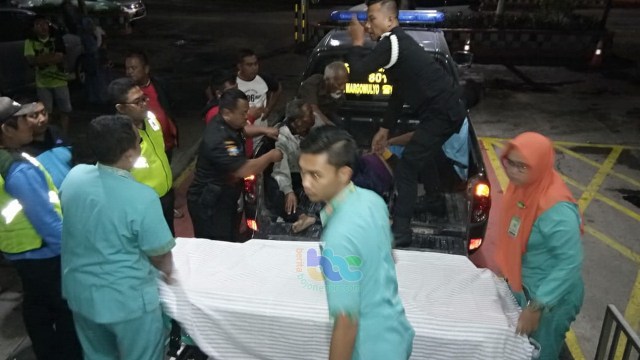 Petugas saat evakuasi korban kecelakaan lalu-lintas terjadi di jalan raya jurusan Bojonegoro - Ngawi, turut wilayah Dusun Bungkul Desa Sumberjo Kecamatan Margomulyo Bojonegoro. Sabtu (14/08/2019) malam