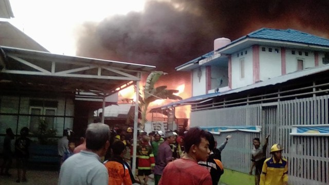 Api berkobar di permukiman padat penduduk Kampung Arab, Jalan Antasan Kecil Barat, Banjarmasin, Minggu (15/9/2019). Foto: istimewa