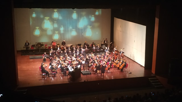 Trinity Youth Symphony Orchestra bersama Michelle Siswanto. Foto: Alexander Vito/kumparan