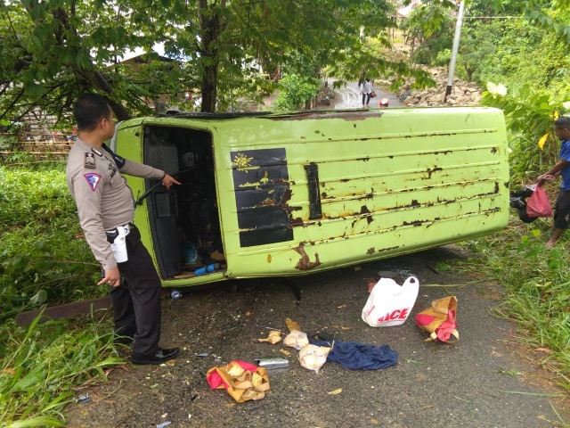 Mobil angkot jurusan Kebun Cengkeh tergelincir di kawasan Ahuru, Ambon, Minggu (15/9)