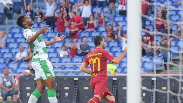 Pemain AS Roma, Henrikh Mkhitaryan, merayakan golnya ke gawang Sassuolo. Foto: Twitter: AS Roma