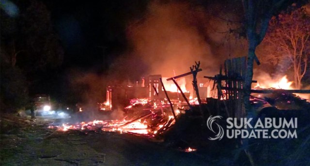 Pabrik penggesekan kayu dan rumah permanen di Kampung Cikondang, Desa Sukatani, Kecamatan Surade, Kabupaten Sukabumi, ludes terbakar pada Minggu malam (15/9/2019). Foto: Ragil Gilang