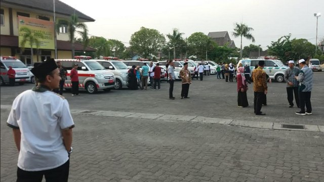 Situasi Embarkasi Haji Donohudan Boyolali dengan dipenuhi puluhan mobil ambulance dari sejumlah daerah menunggu jamaah pulang, (Agung Santoso)  