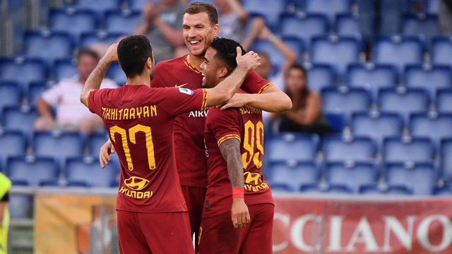 Henrikh Mkhitaryan merayakan gol bersama Edin Dzeko. Foto: Twitter: AS Roma