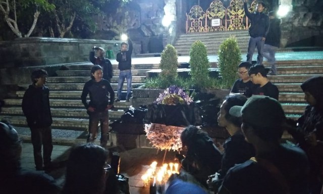 Aksi unjuk rasa AMMBAK di Monumen Badjra Sandhi di Denpasar, Bali , Minggu (15/9) malam- kanalbali/KR13