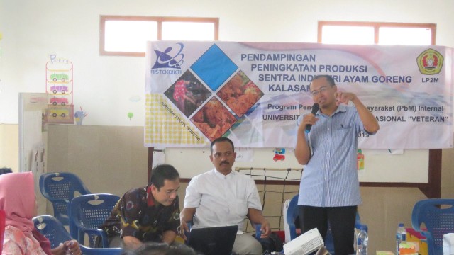 Tim Lembaga Penelitian dan Pengabdian kepada Masyarakat (LP2M) UPN ”Veteran” Yogyakarta, saat berikan pendampingan pada pelaku usaha di sentra industri ayam goreng Kalasan. Foto: Istimewa