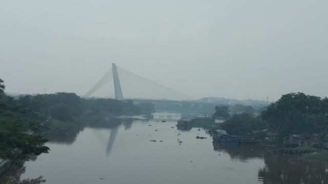 Jembatan Siak IV terlihat samar-samar tertutup asap yang semakin tebal di Pekanbaru, dan Provinsi Riau. 