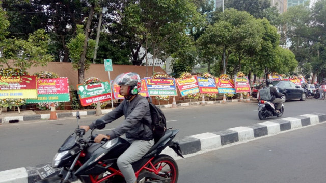 KPK Dipenuhi Karangan Bunga untuk Firli Bahuri, Ada dari Budi Gunawan (123929)
