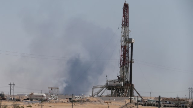 Asap terlihat setelah kebakaran akibat diserang drone di fasilitas Aramco di kota timur Abqaiq, Arab Saudi, 14 September 2019 lalu. Foto: REUTERS / STR