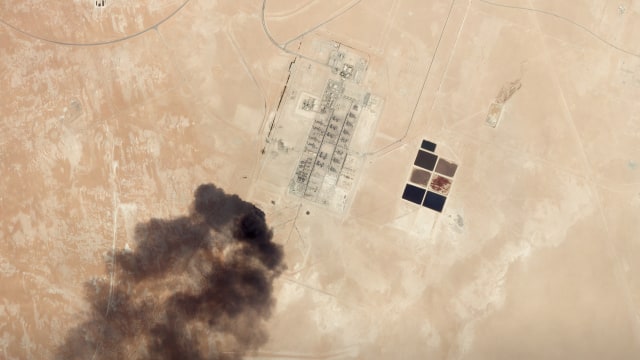 Gambar satelit menunjukkan serangan drone yang jelas pada fasilitas minyak Aramco di Abqaiq, Arab Saudi 14 September 2019. Foto: REUTERS / STR