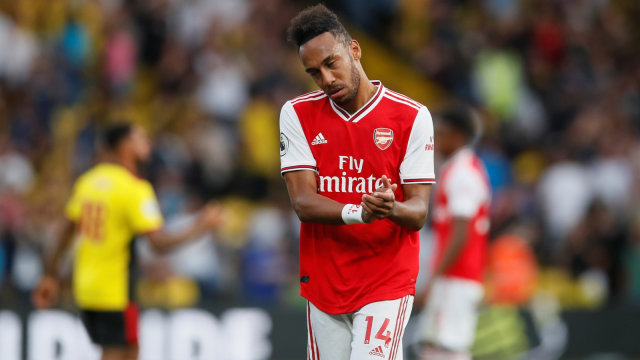 Striker Arsenal, Pierre-Emerick Aubameyang, menunjukkan rasa frustrasinya di pertandingan kontra Watford. Foto: Reuters/David Klein