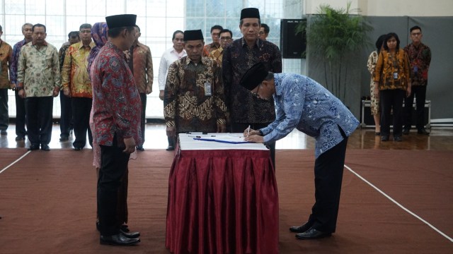 Ketua KPK Agus Rahadjo (kanan) menandatangani dokumen saat Pelantikan Sekjen dan Direktur Penuntutan KPK di Gedung KPK, Jakarta, Senin (16/9/2019). Foto: Fanny Kusumawardhani/kumparan