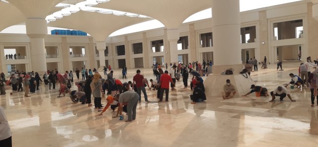 Wali Kota Batam Libatkan Ribuan ASN nya Bersihkan Masjid 