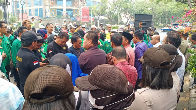 Demo massa gabungan LSM di depan DPRD Banjarmasin pada Senin (16/9/2019). Foto: Zahidi/banjarhits.id