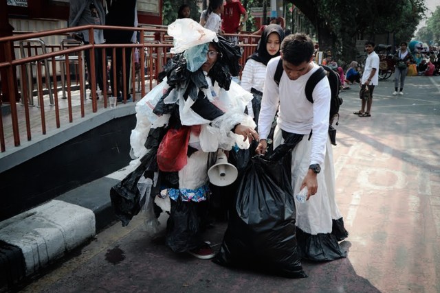 Muhammad Rois, bersama dengan kedua orang temannya memakai kostum dari sampah di Solo Car Free Day. (Fernando Fitusia)