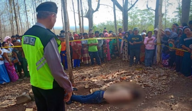 Polisi mendatangi lokasi penemuan mayat laki-laki yang ditemukan di Pasuruan