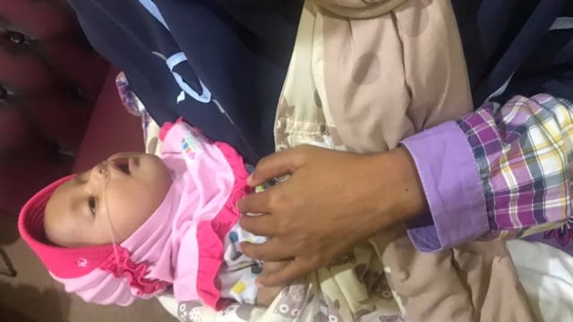 Seorang bayi terpaksa diungsikan ke Posko Kesehatan di kantor DPW PKS Riau, Jalan Soekarno-Hatta, Pekanbaru. (Foto: DPW PKS Riau)