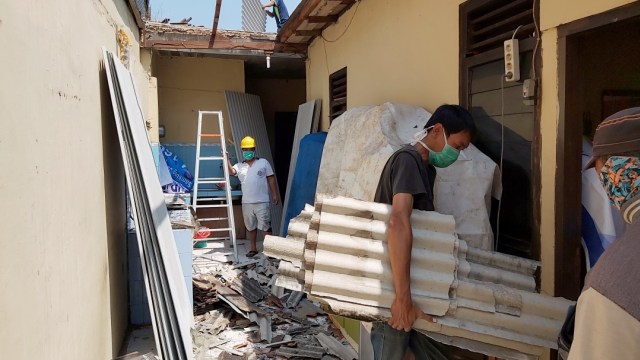 Rumah warga yang terdampak ledakan gudang di Mako Brimob Semarang sedang diperbaiki. Foto: Afiati Tsalitsati/Kumparan