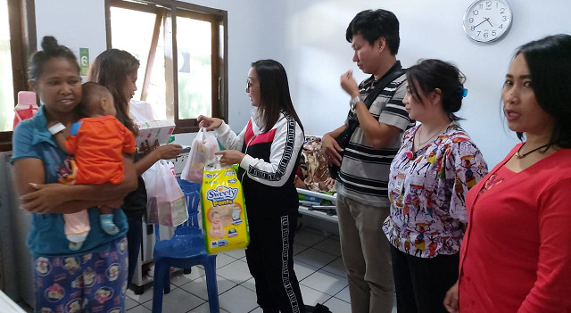 Perwakilan Pemerintah Kabupaten Minahasa menyerahkan bantuan kepada Rafa Tampilang, bayi gizi buruk yang dirawat di rumah sakit. (Foto: Dok. Humas Kabupaten Minahasa)
