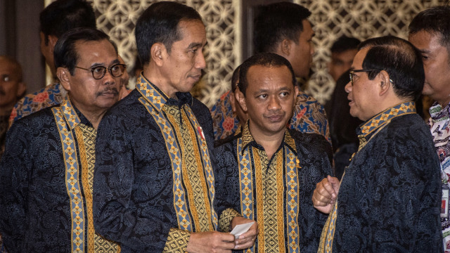 Presiden Joko Widodo (tengah) berbincang dengan Seskab Pramono Anung (kanan) disaksikan Ketum BPP HIPMI Bahlil Lahadalia (kedua kanan). Foto: ANTARA FOTO/Aprillio Akbar