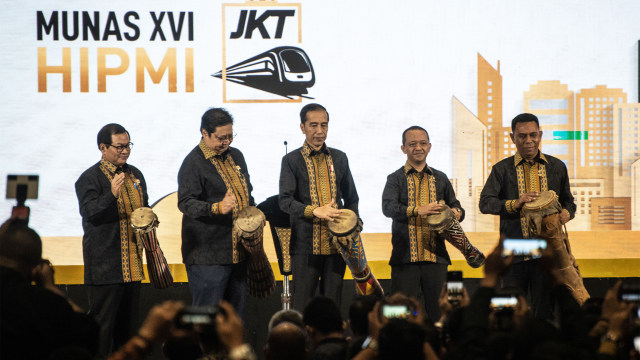 Presiden Joko Widodo (tengah) bersama Ketum BPP HIPMI Bahlil Lahadalia (kedua kanan) menabuh alat musik tradisional tifa saat Munas BPP HIPMI XVI 2019. Foto: ANTARA FOTO/Aprillio Akbar