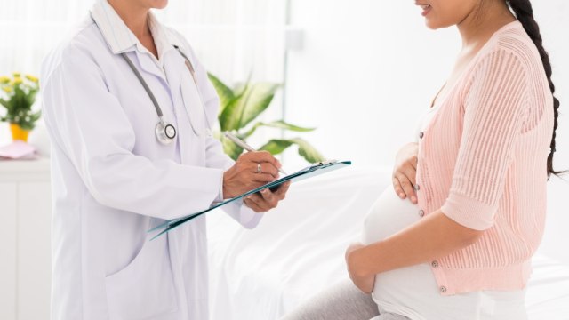 ibu hamil trimester kedua diperiksa dokter. Foto: Shutterstock