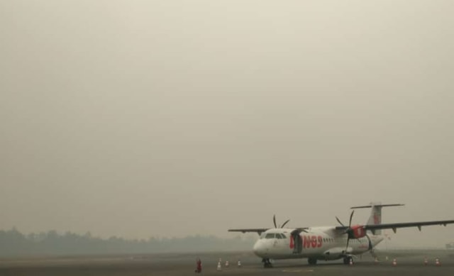 Kondisi kabut asap pekat di Bandara Iskandar Pangkalan Bun, sekitar pukul 08.00 WIB, Senin (16/9). (Foto: Joko Hardyono)