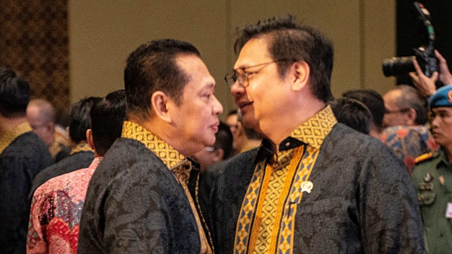 Menteri Perindustrian Airlangga Hartarto (kanan) berjabat tangan dengan Ketua DPR Bambang Soesatyo (kiri).  Foto: ANTARA FOTO/Aprillio Akbar